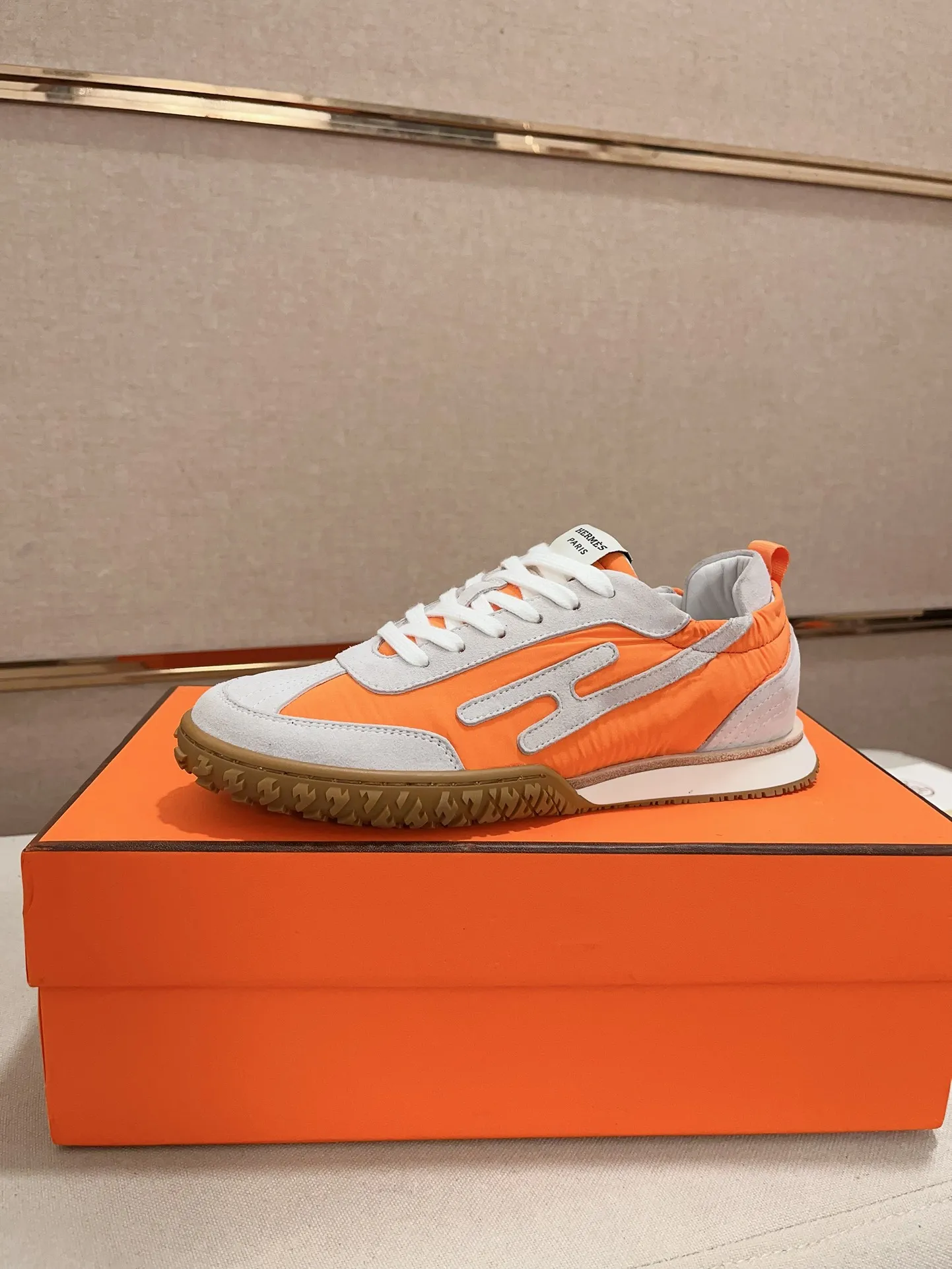 Men's men's shoes 💰: 720💰 Hermes top version # Couple style 💏 24ss casual sneakers Suede goatskin sneakers decorated with contrasting patterns and iconic "H" details, beautifully packaged at the delivery counter 🛍📦 Fabric: suede + cowhide Lining: mixed sheep lining Outsole: original TPU Bottom thickness: 2CM Size: 35-44